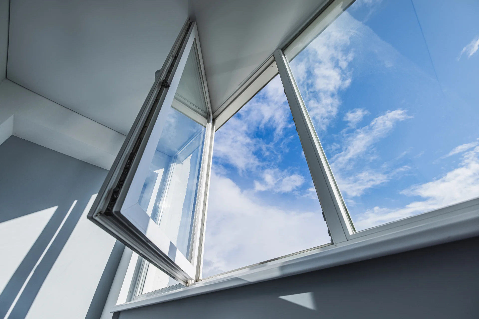 VLX 80 Casement Window in Woodland Hills, CA | Hale Windows Woodland Hills - detail 1